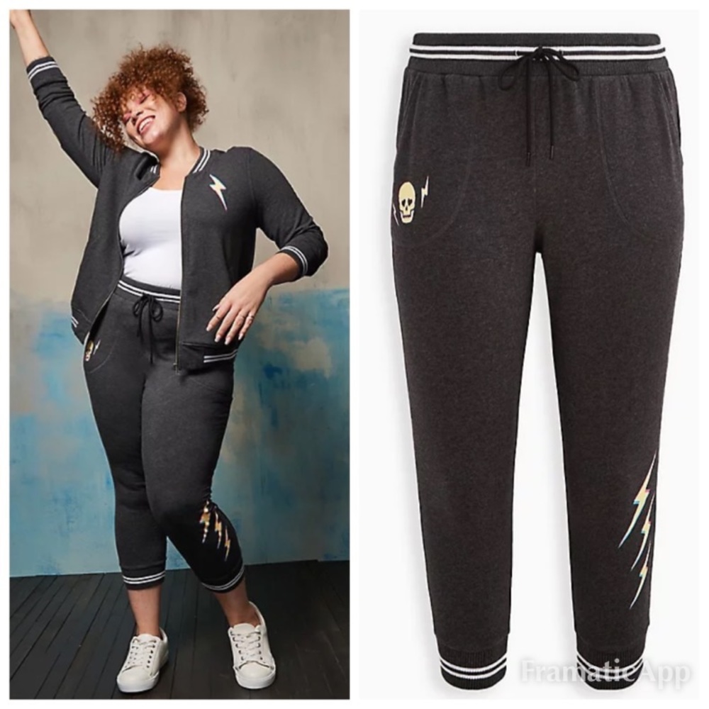 NWT TORRID  Jogger - Everyday Fleece Lovesick Skull Bolt Charcoal Heather